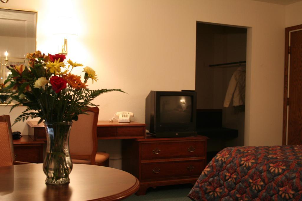 University Inn Cedar Falls Εξωτερικό φωτογραφία