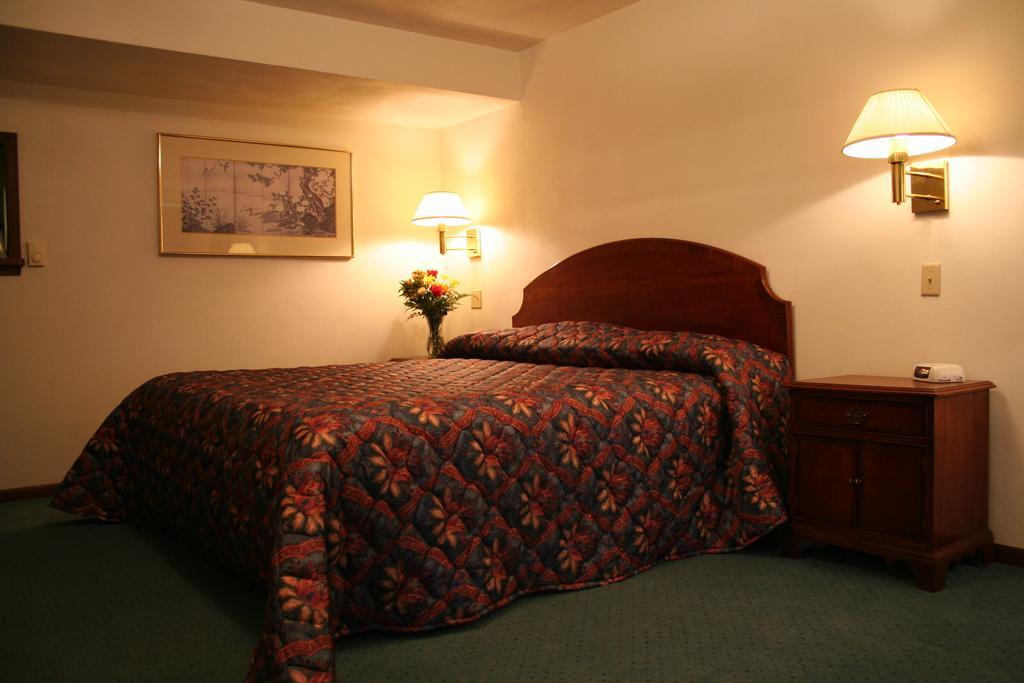 University Inn Cedar Falls Εξωτερικό φωτογραφία